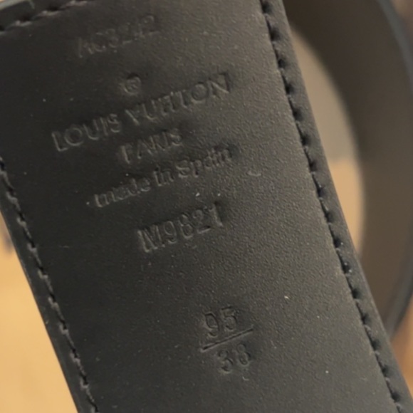 Selling this Louie Vuitton belt size 95 for men. - Picture 4 of 4